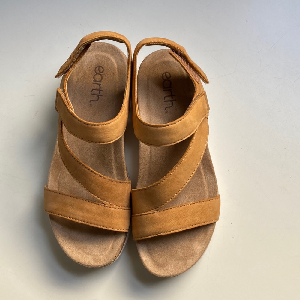 Earth Roni Leather sandals size 6, mustard color, excellent condition